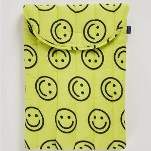 BAGGU: Yellow Smiley Face Puffy Laptop Sleeve🙂